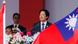 Lai Ching-te ao lado de bandeira taiwanesa durante seu discurso no Dia Nacional de Taiwan