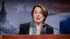 La senadora demócrata Amy Klobuchar habla en una conferencia de prensa.