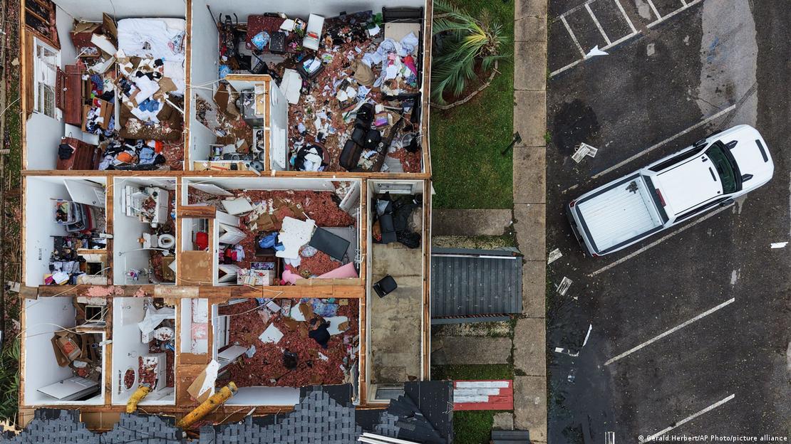 El huracán Isaías arrancó los techos de varias viviendas y edificios de apartamentos en Milton, Florida. (10.10.2026)