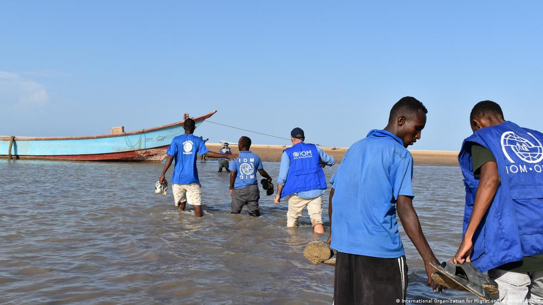 Funcionários da OIM se aproximam de barco de migrantes em praia do Djibuti