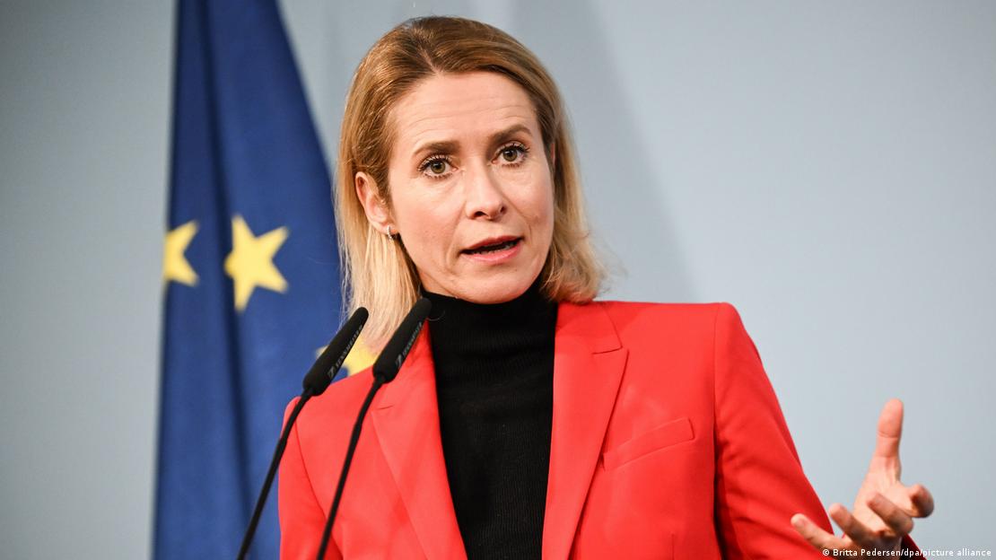 AB Dış İlişkiler ve Güvenlik Politikası Yüksek Temsilcisi Kaja Kallas, AB bayrağı önünde konuşuyor.
