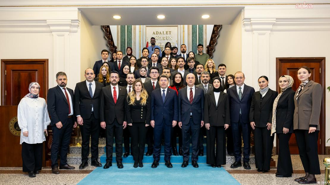 Eski Adalet Bakanı Yılmaz Tunç'un Ankara 2 Nolu Barosunu ziyareti sırasında, baroya üye avukatlarla birlikte çektirdiği toplu fotoğraf Eski Adalet Bakanı Yılmaz Tunç'un Ankara 2 Nolu Barosunu ziyareti sırasında, baroya üye avukatlarla birlikte çektirdiği toplu fotoğraf