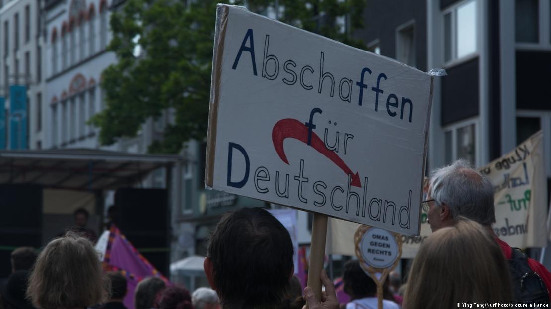Αφίσα υπέρ της απαγόρευσης της AfD σε διαδήλωση στο Βερολίνο Αφίσα υπέρ της απαγόρευσης της AfD σε διαδήλωση στο Βερολίνο