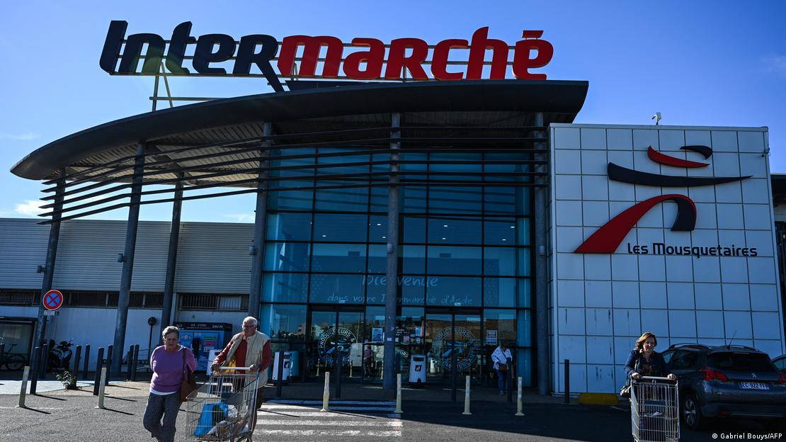 Intermarché süpermarketi önünde alışveriş arabaları ile müşteriler görülüyor. 
