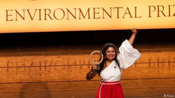 Yuvelis Morales en la entrega del Goldman Environmental Prize, quien considera que el reconocimiento es para una lucha contra el fracking en el mundo. "No solamente hacen o quieren hacer fracking en Colombia, sino que el fracking viene desde Estados Unidos, de México, incluso de una posibilidad en Ecuador y una realidad latente en Argentina, en Vaca Muerta", recuerda.