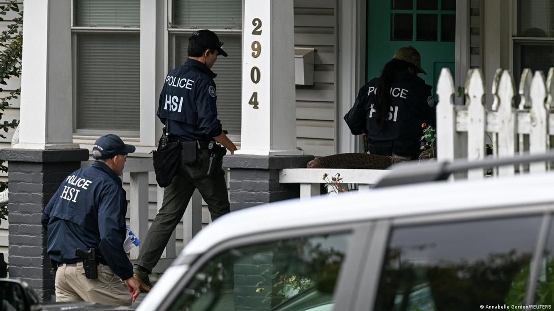Agentes da divis&atilde;o de Investiga&ccedil;&otilde;es de Seguran&ccedil;a Interna (HSI) entram na casa de Ilhan Omar