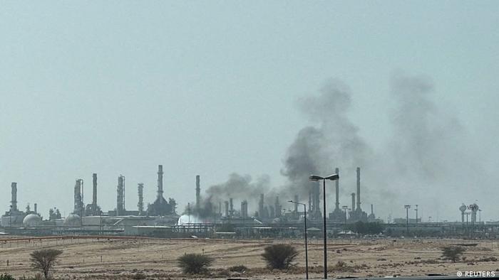 Desde julio pasado, los hutíes atacan objetivos en Arabia Saudita, como sus aeropuertos e infraestructuras petroleras, entre estos la refinerá de Aramco, al sur de Riada (en la foto). (Archivo: 03.10.2026)