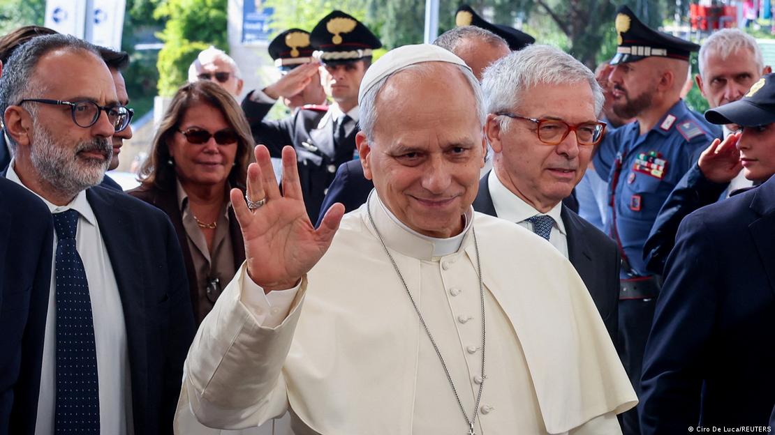 El papa León XIV llega al Hospital Gemelli de Roma el 13 de octubre de 2026, antes de la operación para extirparle un nódulo de pulmón.