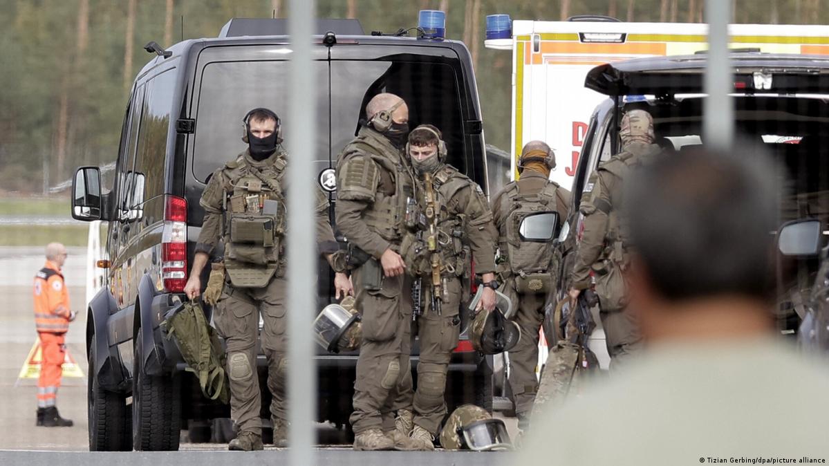 Xüsusi polis dəstələri Nuremberq hava limanında, sərnişin təyyarəsində xəbərdarlıq səbəbindən müvəqqəti bağlanma