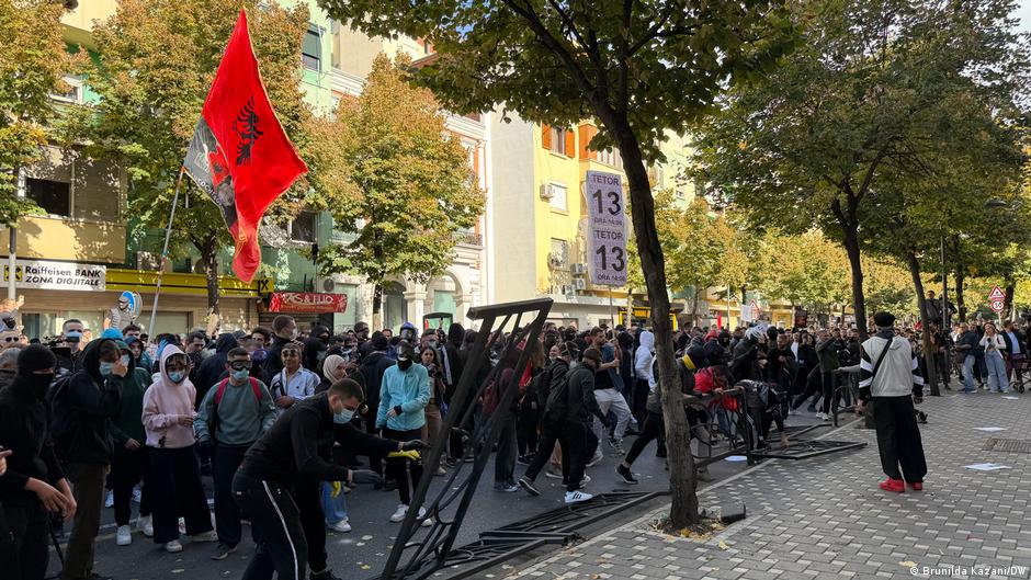 Tiranë  Studentët protestues përplasen me policinë