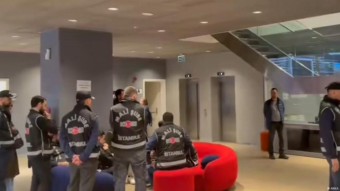 Halk TV'ye sabah saatlerinde polis baskını düzenlendi. Halk TV'ye sabah saatlerinde polis baskını düzenlendi.