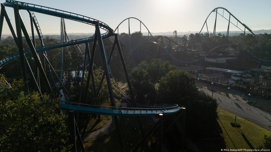 Six Flags cerró temporalmente 10 montañas rusas en parques de EE. UU. y Canadá tras la muerte de un hombre.