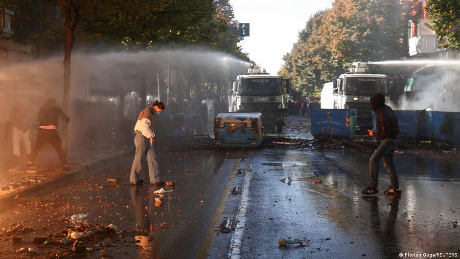 Albania: Fire at Education Ministry as students protest