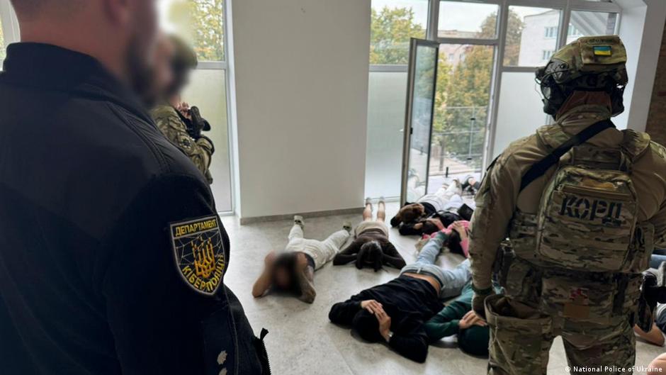 Через фейкові жіночі акаунти: поліція затримала організаторів кол-центрів на Львівщині