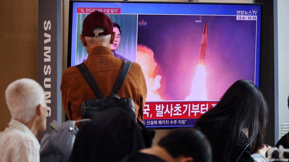 Südkorea Seoul 2026 | Menschen sehen TV-Bericht über nordkoreanische Raketenstarts