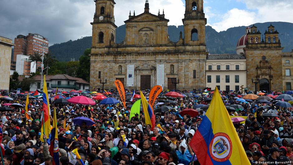 Miles marchan Colombia en primera protesta contra gobierno