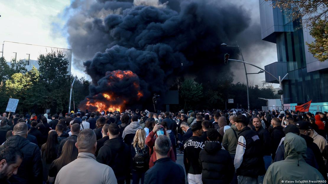 Arnavutluk'taki öğrenci protestolarına katılan yüzlerce kişi ve ateş, duman