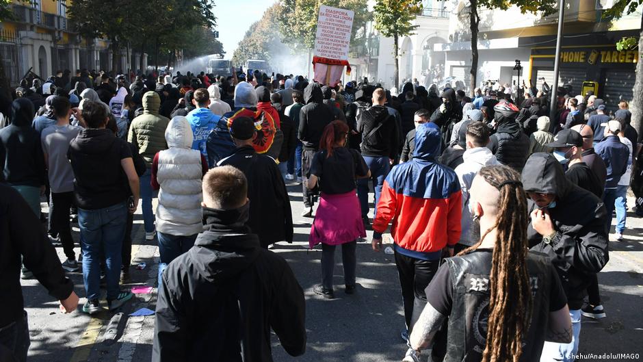 tirane-dita-e-trete-me-tensione-ne-proteste