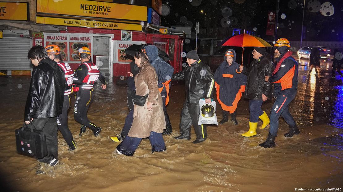 AFAD ekipleri yayaların karşıdan karşıya geçmesine yardım ederken. 