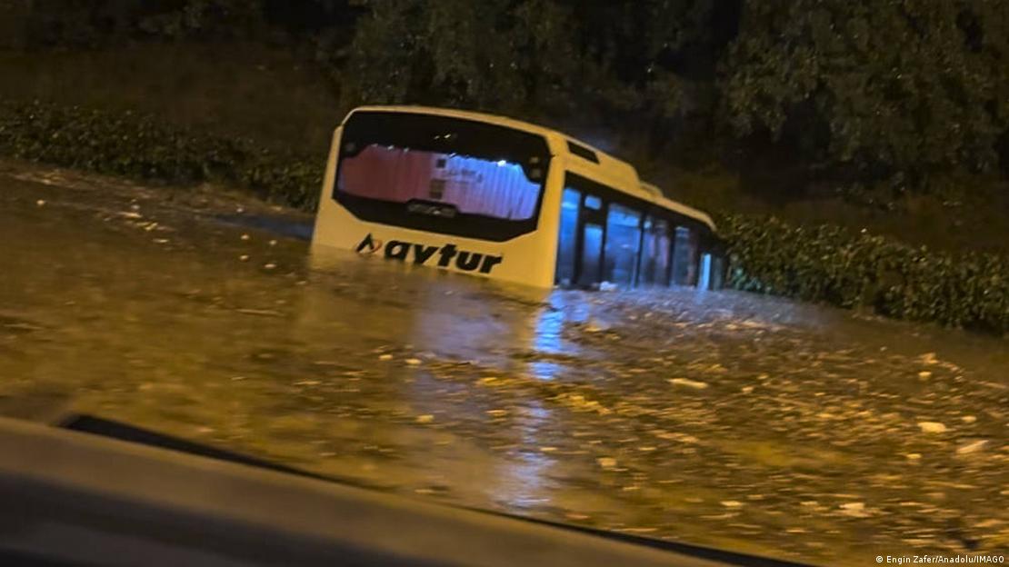 Su altında kalan bir otobüs.