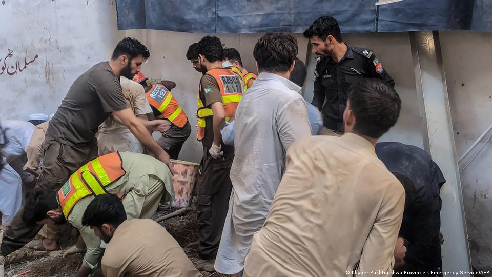 پشاور میں حادثہ کا شکار اسکول کی ایک تصویر پشاور میں حادثہ کا شکار اسکول کی ایک تصویر