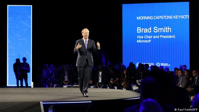 El vicepresidente y presidente de Microsoft, Brad Smith, se dirige a los delegados.