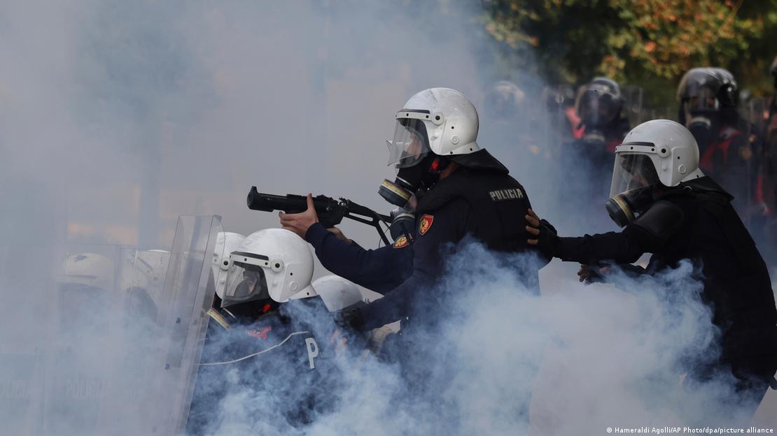 Albanien Tirana 2026 | Umhüllt von Gasschwaden benutzen Polizisten in Schutzmontur und mit Gasmasken Tränengaswerfer (15.10.2026) Albanien Tirana 2026 | Umhüllt von Gasschwaden benutzen Polizisten in Schutzmontur und mit Gasmasken Tränengaswerfer (15.10.2026)