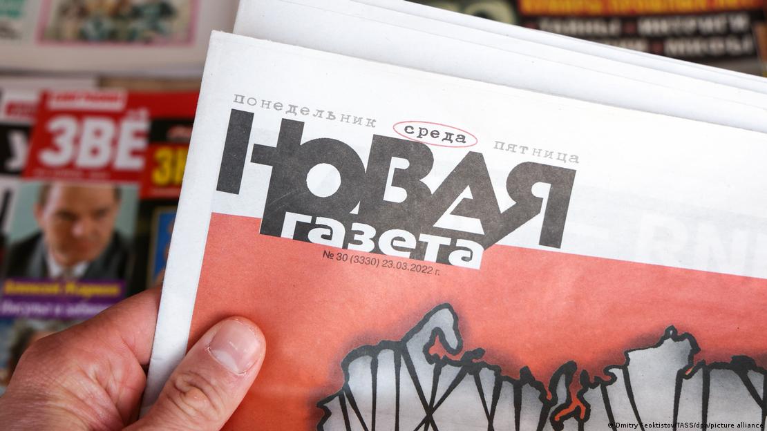 Russland Sotschi 2022 | Ausgabe der Zeitung "Nowaja Gaseta" an einem Kiosk