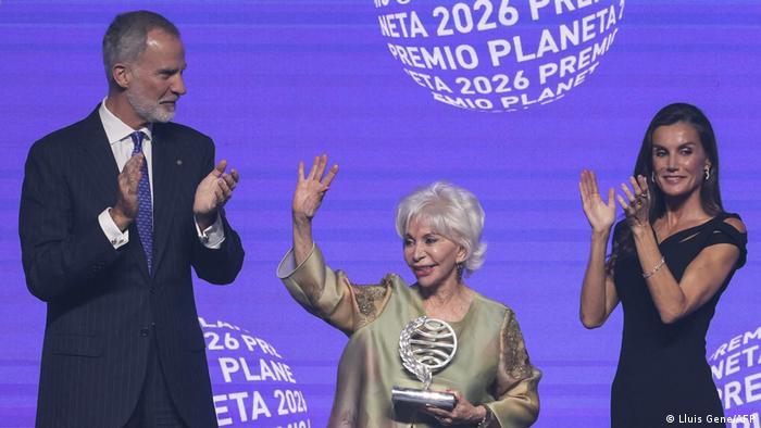 Allende saluda tras recibir el premio de parte de los reyes de España (15.10.2026)
