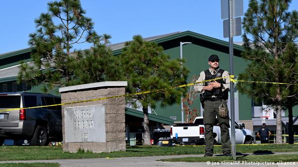Un policía observa los alrededores de la escuela Silver Rail, en Bend, Oregon, donde ocurrió el tiroteo el jueves (15.10.2026). Un policía observa los alrededores de la escuela Silver Rail, en Bend, Oregon, donde ocurrió el tiroteo el jueves (15.10.2026).