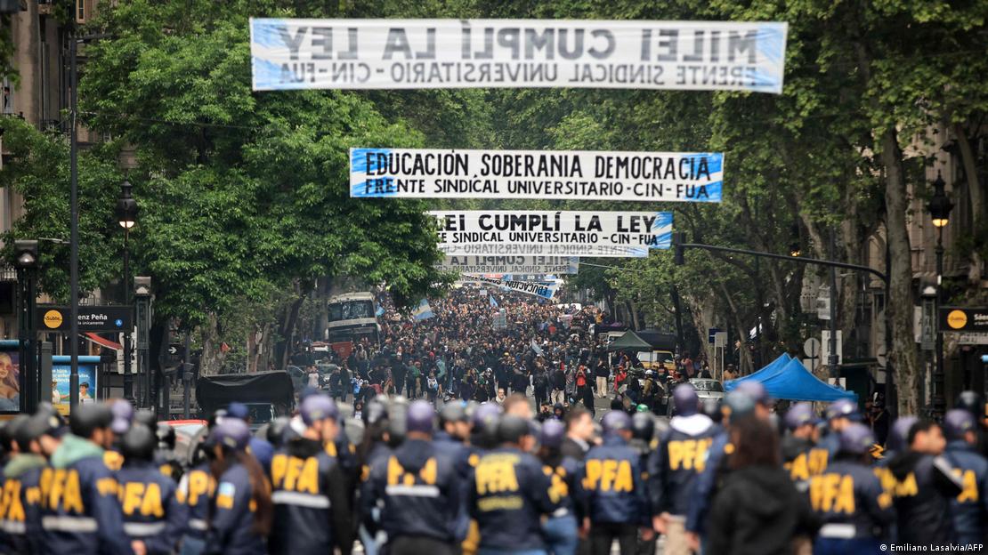 La marcha estudiantil fue acompañada por partidos políticos opositores, sindicatos, organizaciones sociales y jubilados. (15.10.2026) La marcha estudiantil fue acompañada por partidos políticos opositores, sindicatos, organizaciones sociales y jubilados. (15.10.2026)
