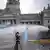 Manifestantes sostienen banderas argentinas mientras reciben el chorro de un cañón de agua frente al edificio del Congreso, en Buenos Aires. (15.10.2026)