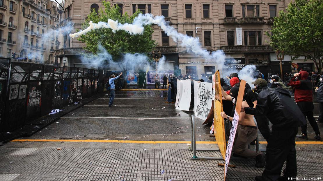 Las fuerzas del orden lanzó gases lacrimógenos contra los grupos de manifestantes que lanzaron piedras y mobiliario urbano. (15.10.2026) Las fuerzas del orden lanzó gases lacrimógenos contra los grupos de manifestantes que lanzaron piedras y mobiliario urbano. (15.10.2026)