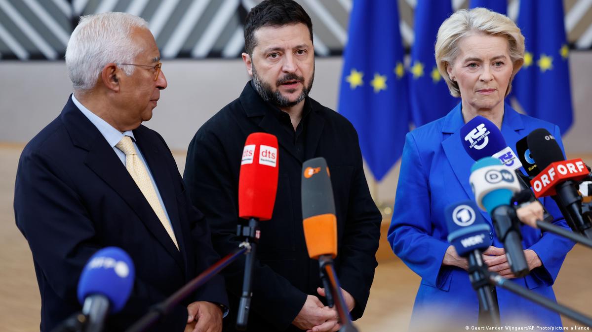 Zelenski Brüsseldə Avropa liderlərinə dəstəkləri üçün təşəkkür etdi, Ukraynanın ölkəsində müharibəni sona çatdırmaq istədiyini, lakin qışı sağ çıxmaq üçün yardıma ehtiyacı olduğunu dedi Şəkil: Geert Vanden Wijngaert/AP Photo/picture alli