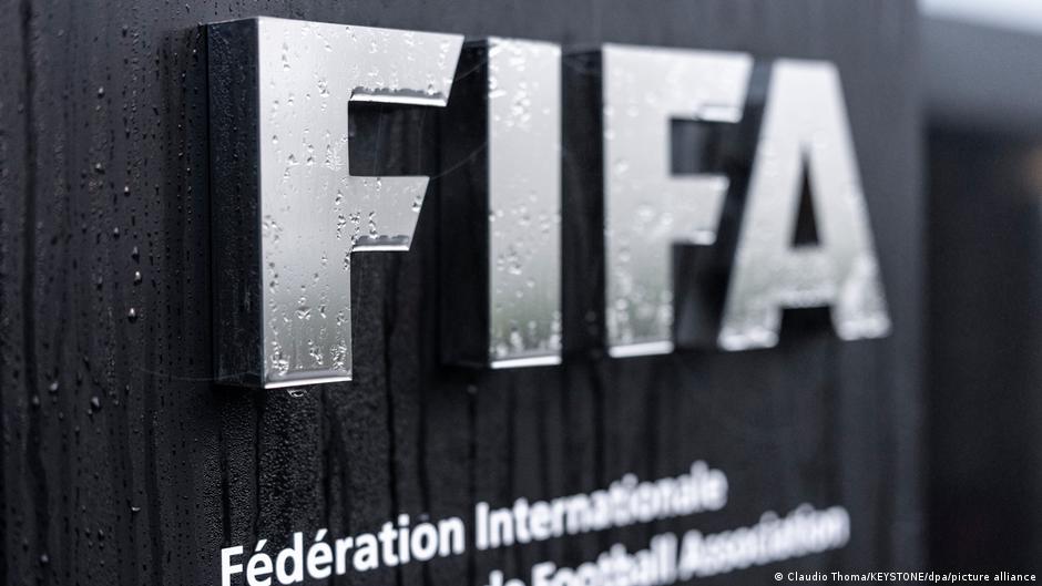 Photo: dw.com Schriftzug "FIFA" an der Wand der FIFA-Zentrale in Zürich