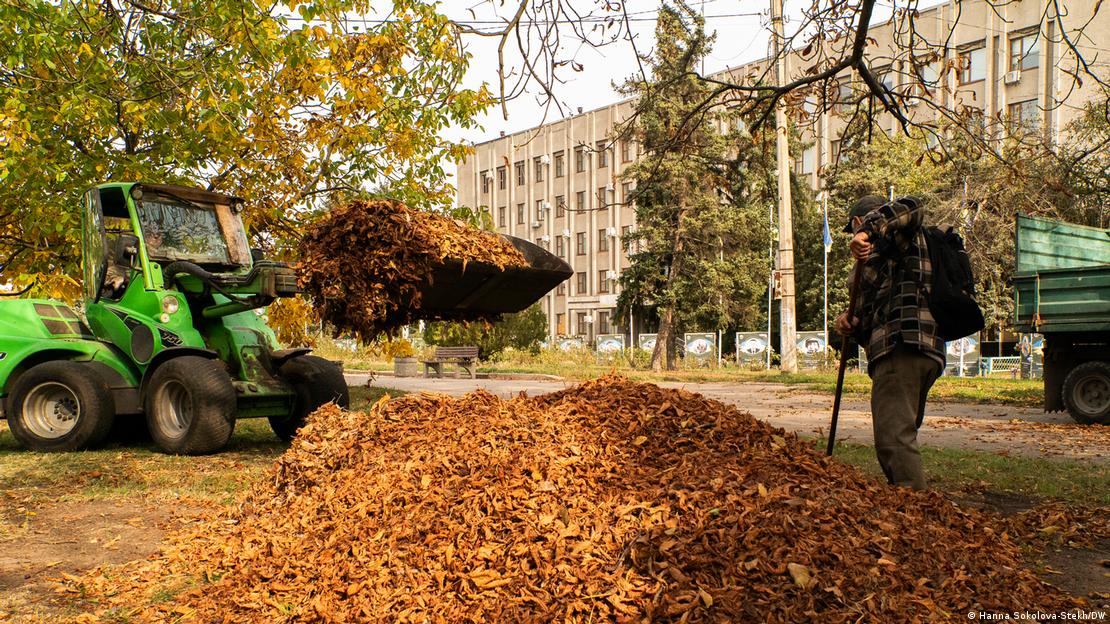 Комунальники прибирають листя на центральній площі