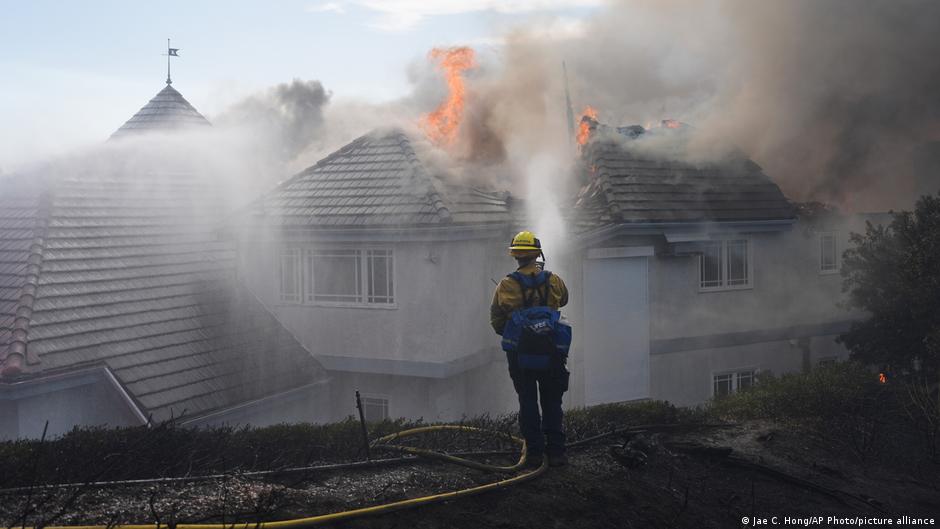 Varios incendios mantienen en alerta el sur de California