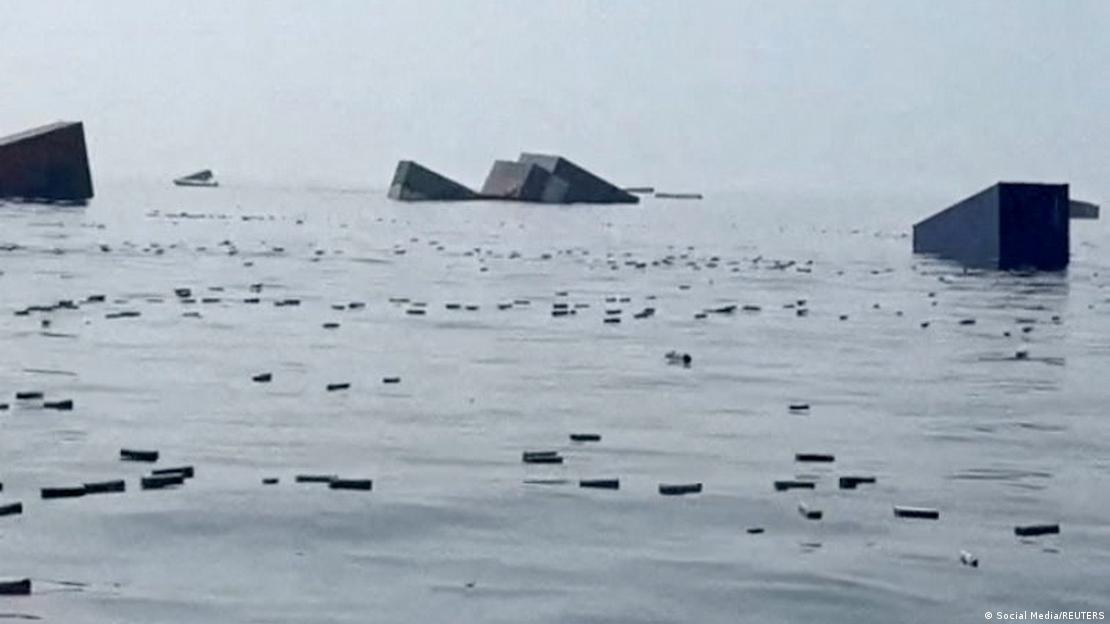 Varios grandes contenedores de carga flotan junto a otros restos en el agua tras el hundimiento de un portacontenedores, posiblemente el GFS Pride, que llevaba una carga de 2.500 contenedores. Varios grandes contenedores de carga flotan junto a otros restos en el agua tras el hundimiento de un portacontenedores, posiblemente el GFS Pride, que llevaba una carga de 2.500 contenedores.
