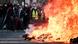 Algunos manifestantes con chalecos amarillos bloquean una calle en Marsella con una barricada de fuego.