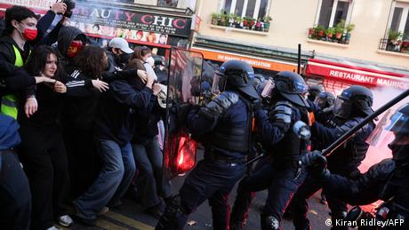 Zehntausende Menschen protestieren in französischen Städten