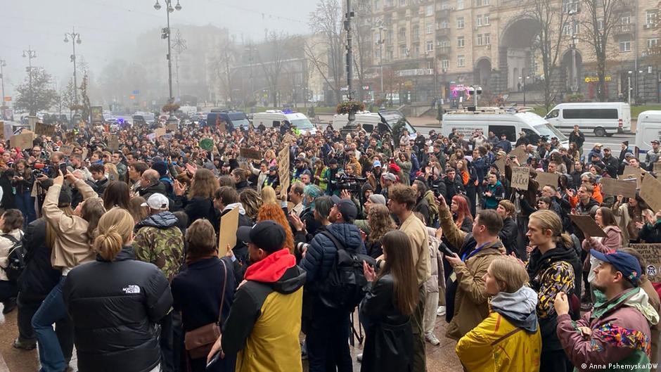 Сотник жителей Киева вышли на акцию протеста против мэра Виталия Кличко - участники требуют его отставки