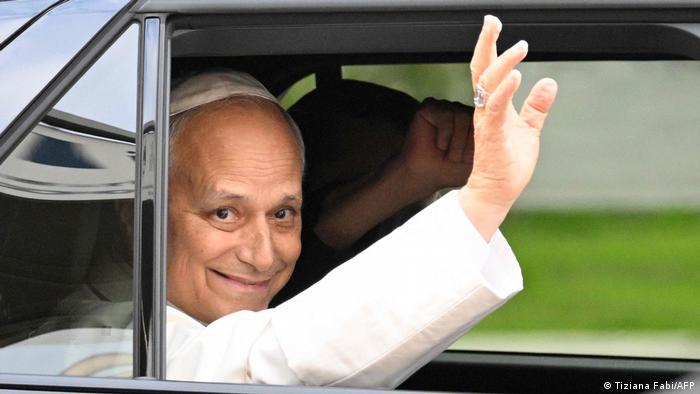 El papa saluda a la multitud tras salir del hospital en la capital italiana Roma (17.10.2026)