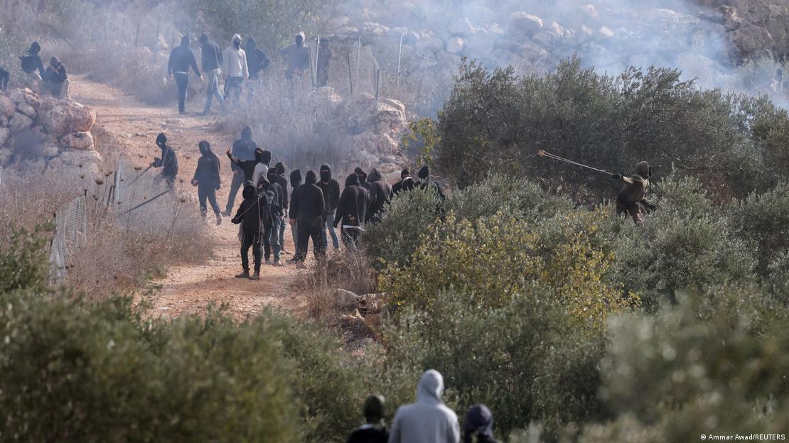 Maskeli radikal İsrailli yerleşimciler günlerdir zeytin hasadı yapmak isteyen Filistinlilere saldırıyor ve hasadı engellemeye çalışıyor. Son olarak bölgeye giden Avrupalı diplomatların konvoyuna da saldırdıkları bildirildi. Fotoğrafta, bölgedeki zeytin ağaçlarının arasında maskeli erkek gruplar var