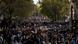 Manifestantes marchan en París durante una protesta contra el alto costo de la vida (17.10.2026)