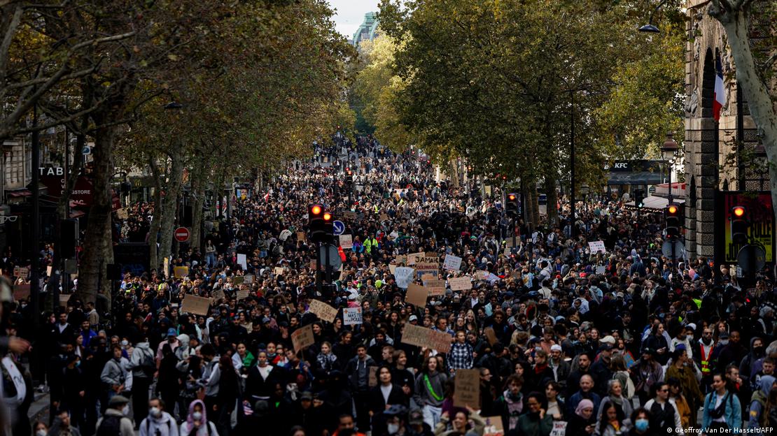 Manifestantes marchan en París durante una protesta contra el alto costo de la vida (17.10.2026)