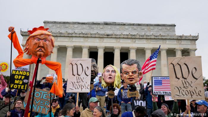 En Washington D.C. los manifestantes se concentraron frente al Monumento a Lincoln, muy cerca de la Casa Blanca. (17.10.2026)