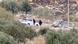 Westjordanland Taybeh 2026 | Fahrzeuge stehen auf einer Straße zwischen Olivenbäumen in hügeliger Landschaft, daneben vermummte Gestalten mit Stangen in den Händen (17.10.2026) Westjordanland Taybeh 2026 | Fahrzeuge stehen auf einer Straße zwischen Olivenbäumen in hügeliger Landschaft, daneben vermummte Gestalten mit Stangen in den Händen (17.10.2026)