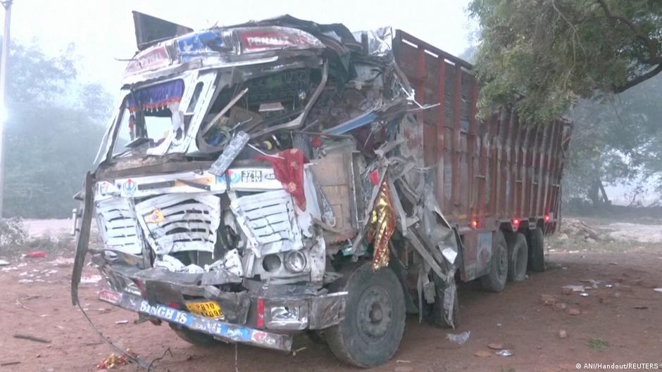 Un camión sin control mata a 13 personas tras arrollarlas durante un festival hindú en India