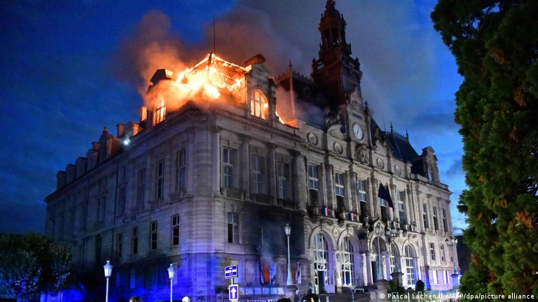 Limoges'te ateşe verilen 140 yıllık tarihi belediye binasındaki hasarın büyük olduğu bildirildi. Binanın üçüncü katında alevlerin göğe yükseldiği görüldü