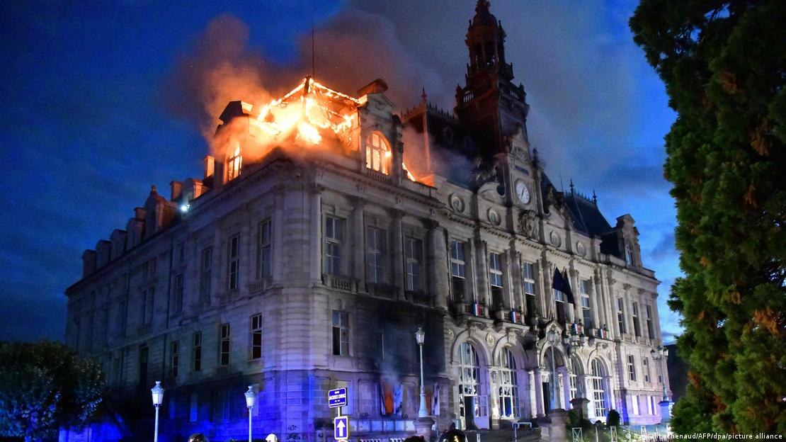 Imagen del inicio del incendo en una esquina del tejado del edificio, que quedó después prácticamente destruido.